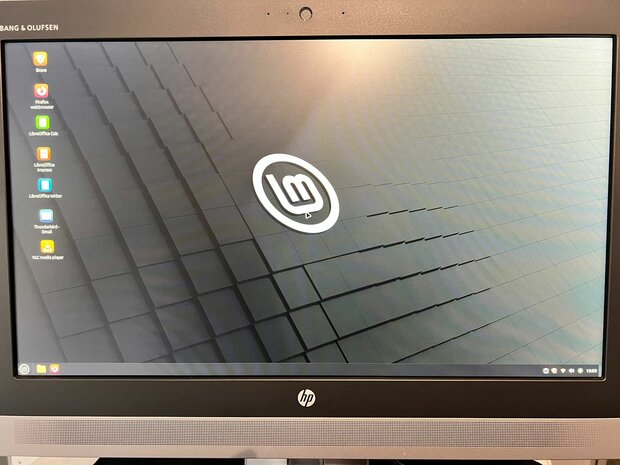HP ELITEONE 800 G2 AIO PC | CORE i3-6100 | 8GB | 120GB SSD | 23 INCH | LINUX MINT